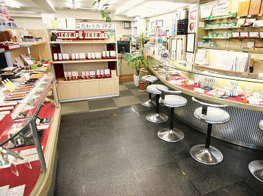 京都市中京区の印鑑・はんこ屋【京都インバン本店】は、広く明るい店内に豊富な品揃えです